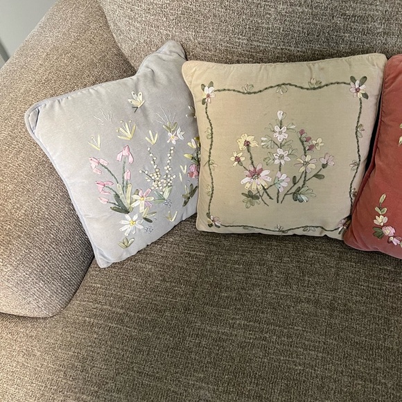 4 small throw pillows - Picture 3 of 10
